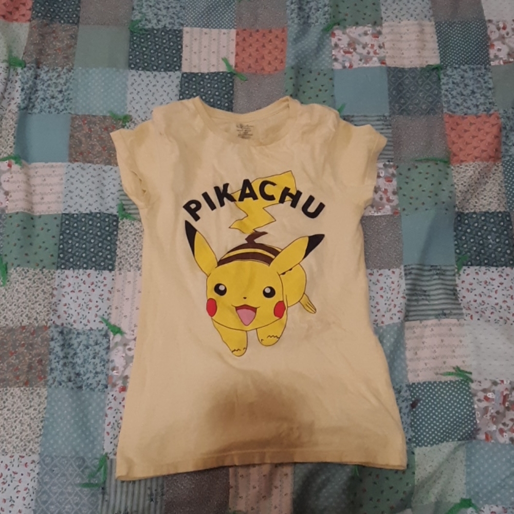 A pokèmon pikachu shirt short sleeved